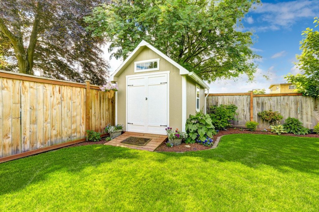 eautiful new shed with flower bed on backyard area